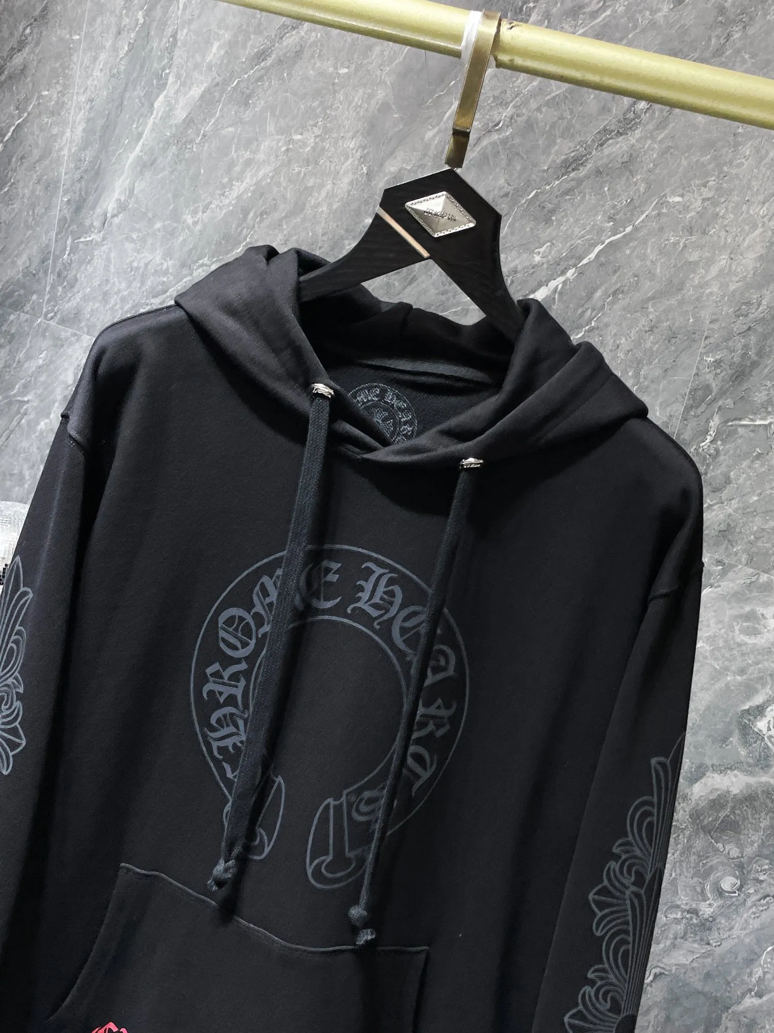 M29—P210 -Chrome Hearts/Chrome Hearts printed sweatshirt cardigan jacket -420 grams of high-density, high-quality wool, soft, delicate and skin-friendly, soft and silky to the touch, warm and skin-friendly -The hardware zipper accessories are all customized and full of details -Colour: black white -Size: S M L XL